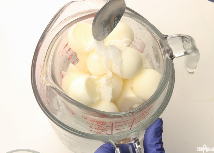 art0073
                add milk to soap adding lye