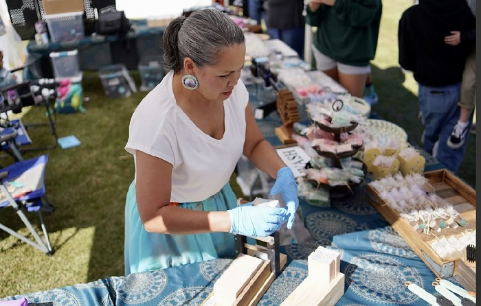 
9 Reasons to Support Small Businesses

