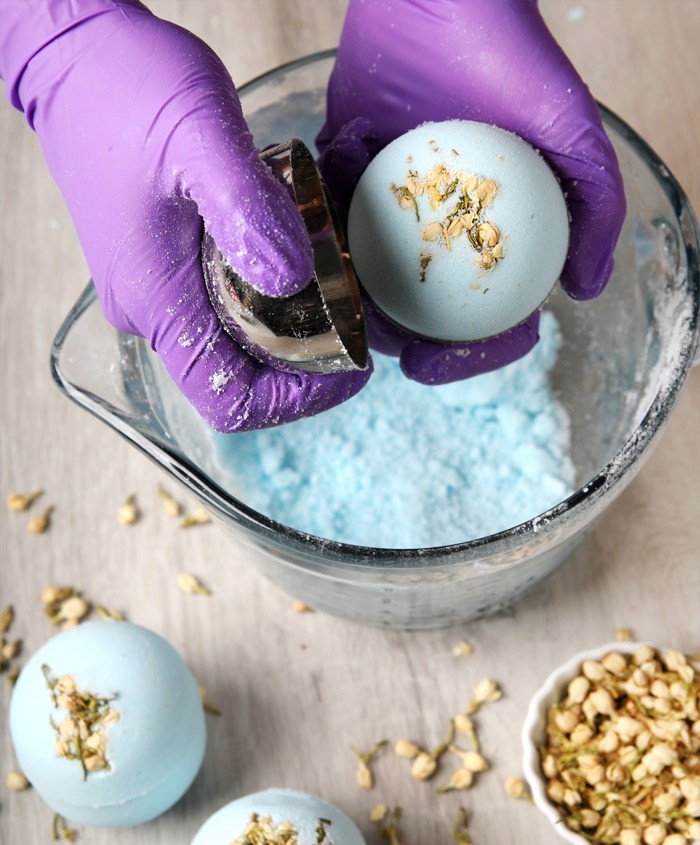 molding bath bombs | bramble berry